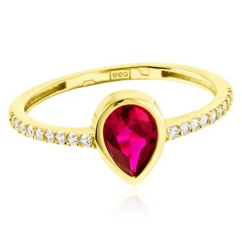 Zlatý prsten s působivým kamenem rubínové barvy a postranními zirkony
